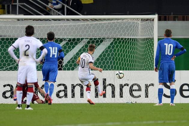 Fußball U21 U 21 Länderspiel: Deutschland - Italien am 27.03.2015 in der Benteler Arena in Paderborn Moritz Leitner ( Deutschland ), mitte trifft per Elfmeter zum 2:2