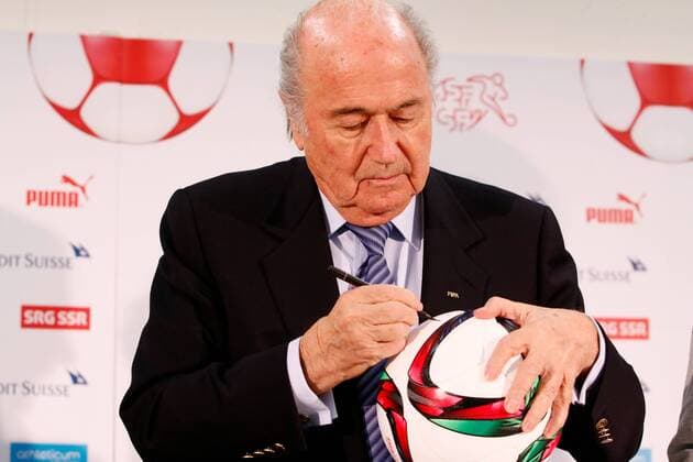 27.03.2015 Luzern SUI Bild zeigt FIFA Praesident Josef Sepp Blatter unterschreibt den Adidas Frauen WM Ball Emotionen Gestik Einzelbild Foto 