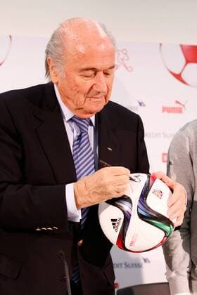 27.03.2015 Luzern SUI Bild zeigt FIFA Praesident Josef Sepp Blatter unterschreibt den Adidas Frauen WM Ball Emotionen Gestik Einzelbild Foto 