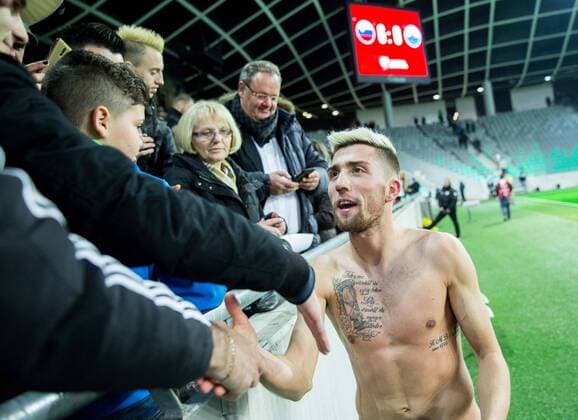 27.03.2015, Stozice Stadium, Ljubljana, SLO, UEFA EURO EM Europameisterschaft Fussball 2016 Qualifikation, Slowenien vs San Marino, Gruppe E, im Bild Kevin Kampl of Slovenia with his fans during the UEFA EURO 2016 qualifier group E match between Slovenia and San Marino at the Stozice Stadium in Ljubljana, Slovenia on 2015 03 27. Pictures Â© 2015, PhotoCredit: Sportida Vid Ponikvar  EP_pon  