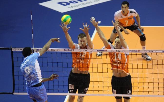 Berlin, Deutschland, 28.03.2015: Volleyball CEV Champions League Final 4 2015 - Halbfinale 1 BR Volleys - Zenit Kazan. Wilfredo Leon Venero (Kazan 9) gegen den Block aus Paul Carroll (BR Volleys 12) und Tomas Kmet (BR Volleys 14)