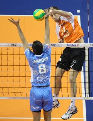 Berlin, Deutschland, 28.03.2015: Volleyball CEV Champions League Final 4 2015 - Halbfinale 1 BR Volleys - Zenit Kazan. Paul Carroll (BR Volleys 12) gegen den Block aus Mir Saeid Marouflakrani (Kazan 8)