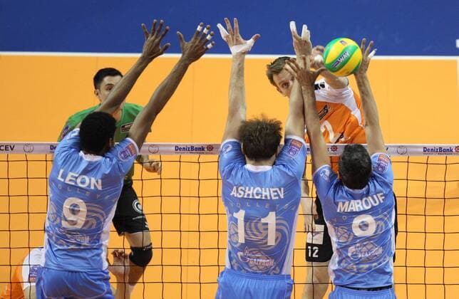 Berlin, Deutschland, 28.03.2015: Volleyball CEV Champions League Final 4 2015 - Halbfinale 1 BR Volleys - Zenit Kazan. Paul Carroll (BR Volleys 12) gegen den Block aus Wilfredo Leon Venero (Kazan 9), Andrey Aschev (Kazan 11) und Mir Saeid Marouflakrani (Kazan 8)