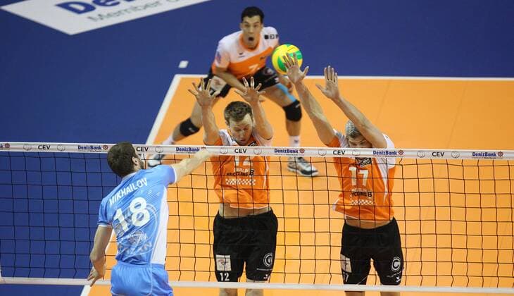Berlin, Deutschland, 28.03.2015: Volleyball CEV Champions League Final 4 2015 - Halbfinale 1 BR Volleys - Zenit Kazan. Maxim Mikhailov (Kazan 18) gegen den Block aus Paul Carroll (BR Volleys 12) und Rob Bontje (BR Volleys 17)