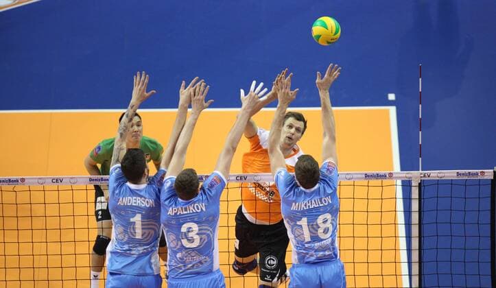 Berlin, Deutschland, 28.03.2015: Volleyball CEV Champions League Final 4 2015 - Halbfinale 1 BR Volleys - Zenit Kazan. Robert Kromm (BR Volleys 3) gegen den Block aus Matthew Anderson (Kazan 1), Nikolay Apalikov (Kazan 3), Maxim Mikhailov (Kazan 18)