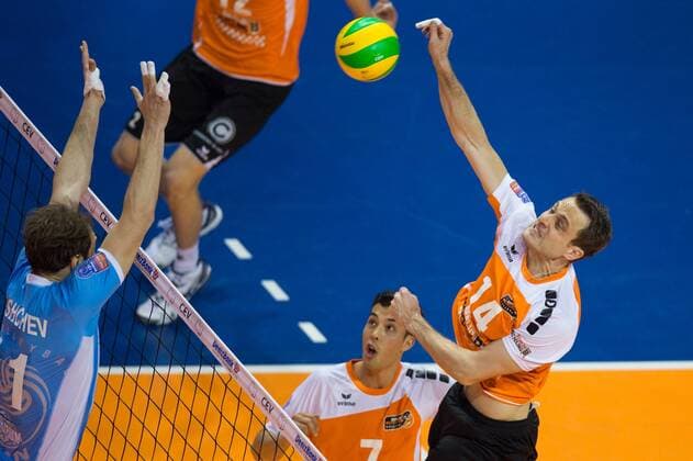 28.03.2015, Max Schmeling Halle, Berlin Volleyball, 2015 CEV Volleyball Champions League, Final Four, Halbfinale, BR Volleys (GER) vs. Zenit Kazan (RUS) Block Andrey Ashchev ( 11 Kazan RUS) - Angriff Tomas Kmet ( 14 Berlin)