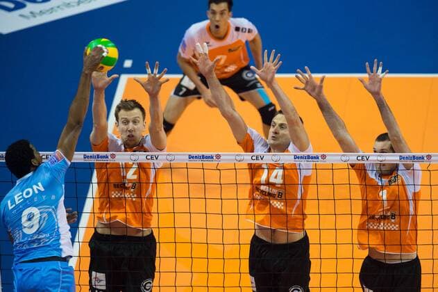 28.03.2015, Max Schmeling Halle, Berlin Volleyball, 2015 CEV Volleyball Champions League, Final Four, Halbfinale, BR Volleys (GER) vs. Zenit Kazan (RUS) Angriff Wilfredo Leon ( 9 Kazan RUS) - Block Dreierblock Paul Carroll ( 12 Berlin), Tomas Kmet ( 14 Berlin), Scott Joseph Touzinsky ( 1 Berlin)