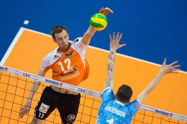 28.03.2015, Max Schmeling Halle, Berlin Volleyball, 2015 CEV Volleyball Champions League, Final Four, Halbfinale, BR Volleys (GER) vs. Zenit Kazan (RUS) Angriff Paul Carroll ( 12 Berlin) - Block Matthew Anderson ( 1 Kazan RUS)