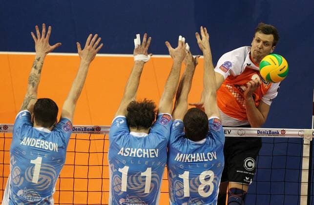 Robert Kromm im Angriff, Matthew Anderson, Andrey Ashchev, Maxim Mikhailov Volleyball Halbfinale CEV DenizBank Championsleague Herren Saison 2014 2015 28.03.2015 BR Volleys Berlin vs. Zenit Kazan