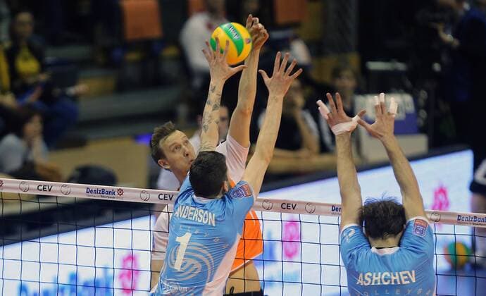 Paul Carroll (BR Volleys), hinten, vorne Matthew Anderson (Kazan), Andrey Aschev (Kazan), BR Volleys Berlin-Zenit Kazan Volleyball CEV Champions League 2014 2015, CEV Deniz Bank, Final Four Herren, Männer, Maenner, men, Volleyball, Deutschland, Germany, Max-Schmeling-Halle Berlin, 28.3.2015