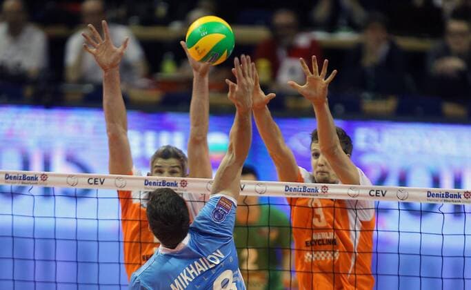 Maxim Mikhailov (Kazan), vorne, hinten Rob Bontje (BR Volleys), Robert Kromm (BR Volleys), BR Volleys Berlin-Zenit Kazan Volleyball CEV Champions League 2014 2015, CEV Deniz Bank, Final Four Herren, Männer, Maenner, men, Volleyball, Deutschland, Germany, Max-Schmeling-Halle Berlin, 28.3.2015
