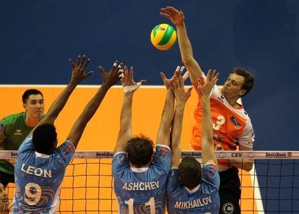 Robert Kromm im Angriff, Wilfredo Leon Venero, Andrey Ashchev, Maxim Mikhailov Volleyball Halbfinale CEV DenizBank Championsleague Herren Saison 2014 2015 28.03.2015 BR Volleys Berlin vs. Zenit Kazan
