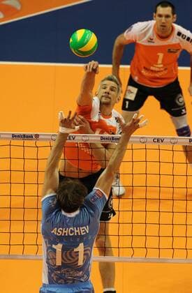 Rob Bontje im Angriff, Andrey Ashchev Volleyball Halbfinale CEV DenizBank Championsleague Herren Saison 2014 2015 28.03.2015 BR Volleys Berlin vs. Zenit Kazan