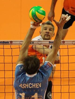 Rob Bontje im Angriff, Andrey Ashchev Volleyball Halbfinale CEV DenizBank Championsleague Herren Saison 2014 2015 28.03.2015 BR Volleys Berlin vs. Zenit Kazan