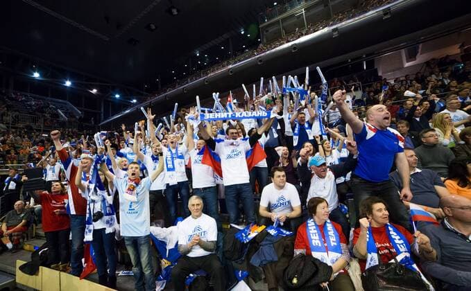 Berlin, Deutschland, 28.03.2015: Volleyball CEV Champions League Final 4 2015 - Halbfinale 1 BR Volleys - Zenit Kazan. Fans von Kazan jubeln in der Max-Schmeling-Halle