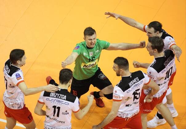 Berlin, Deutschland, 28.03.2015: Volleyball CEV Champions League Final 4 2015 - Halbfinale 2 PGE Skra Belchatow - Asseco Resovia Rzeszow. Krzysztof Ignaczak (Rzeszow 16) jubelt mit seinem Team