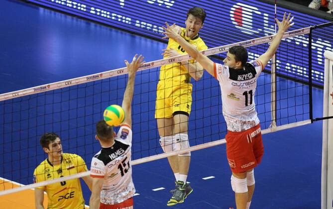Berlin, Deutschland, 28.03.2015: Volleyball CEV Champions League Final 4 2015 - Halbfinale 2 PGE Skra Belchatow - Asseco Resovia Rzeszow. Nicolas Uriarte (Belchatow 10) gegen den Block aus Russell Holmes (Rzeszow 15) und Fabian Drzyzga (Rzeszow 11)