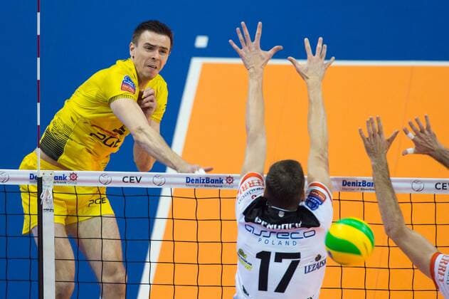 28.03.2015, Max Schmeling Halle, Berlin Volleyball, 2015 CEV Volleyball Champions League, Final Four, Halbfinale, Asseco Resovia Rzeszow (POL) vs. PGE Skra Belchatow (POL) Angriff Mariusz Wlazly ( 2 Belchatow POL) - Blcok Nikolay Penchev ( 17 Rzeszow)