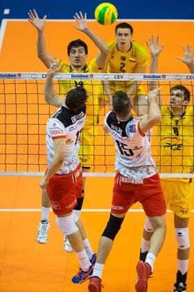 28.03.2015, Max Schmeling Halle, Berlin Volleyball, 2015 CEV Volleyball Champions League, Final Four, Halbfinale, Asseco Resovia Rzeszow (POL) vs. PGE Skra Belchatow (POL) Block Nicolas Uriarte ( 10 Belchatow POL), Karol Klos ( 6 Belchatow POL) - Zuspiel Fabian Drzyzga ( 11 Rzeszow), Russel Holmes ( 15 Rzeszow)