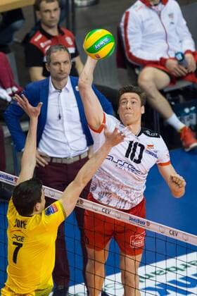 28.03.2015, Max Schmeling Halle, Berlin Volleyball, 2015 CEV Volleyball Champions League, Final Four, Halbfinale, Asseco Resovia Rzeszow (POL) vs. PGE Skra Belchatow (POL) Block Facundo Conte ( 7 Belchatow POL) - Angriff Jochen Schöps Schoeps ( 10 Rzeszow)