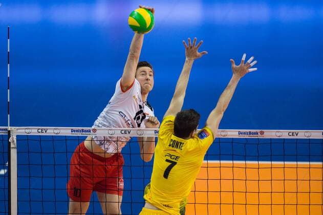 28.03.2015, Max Schmeling Halle, Berlin Volleyball, 2015 CEV Volleyball Champions League, Final Four, Halbfinale, Asseco Resovia Rzeszow (POL) vs. PGE Skra Belchatow (POL) Angriff Jochen Schöps Schoeps ( 10 Rzeszow) - Block Facundo Conte ( 7 Belchatow POL)