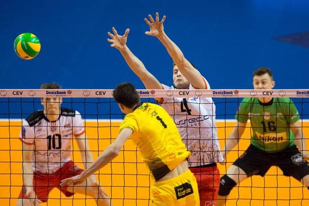 28.03.2015, Max Schmeling Halle, Berlin Volleyball, 2015 CEV Volleyball Champions League, Final Four, Halbfinale, Asseco Resovia Rzeszow (POL) vs. PGE Skra Belchatow (POL) Angriff Srecko Lisinac ( 1 Belchatow POL) - Block Piotr Nowakowski ( 4 Rzeszow)