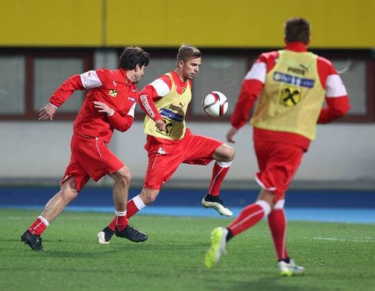 SOCCER - UEFA EURO EM Europameisterschaft Fussball 2016 quali, AUT vs BIH VIENNA,AUSTRIA,28.MAR.15 - SOCCER - UEFA European Championship EM Europameisterschaft 2016, European Qualifiers, OEFB international match Länderspiel Austria vs Bosnia and Herzegovina, training team AUT. Image shows Gyoergy Garics, Lukas Hinterseer and Martin Hinteregger (AUT). GEPAxpictures xChristianxOrt 