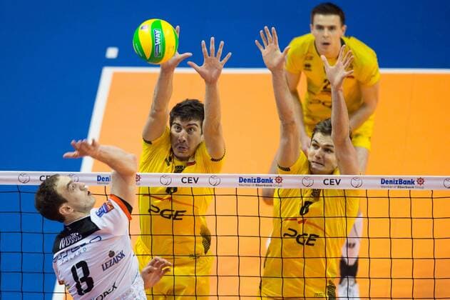 28.03.2015, Max Schmeling Halle, Berlin Volleyball, 2015 CEV Volleyball Champions League, Final Four, Halbfinale, Asseco Resovia Rzeszow (POL) vs. PGE Skra Belchatow (POL) Angriff Marko Ivovic ( 8 Rzeszow) - Block Doppelblock Nicolas Uriarte ( 10 Belchatow POL), Karol Klos ( 6 Belchatow POL)