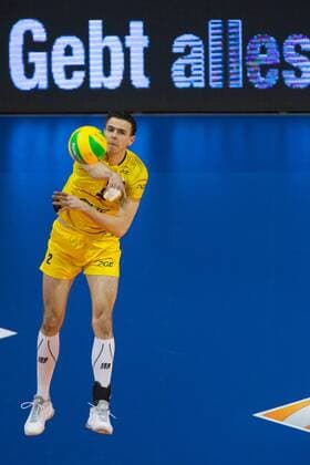 28.03.2015, Max Schmeling Halle, Berlin Volleyball, 2015 CEV Volleyball Champions League, Final Four, Halbfinale, Asseco Resovia Rzeszow (POL) vs. PGE Skra Belchatow (POL) Aufschlag Service Mariusz Wlazly ( 2 Belchatow POL)