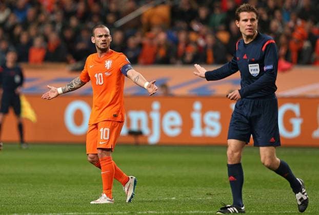 28.03.2015, Fussball Europameisterschafts-Qualifikation, 5.Spieltag, Niederlande - Türkei, in der Amsterdam-Arena Amsterdam (Niederlande). v.l. Wesley Sneijder (Niederlande) und Schiedsrichter Dr. Felix Brych 