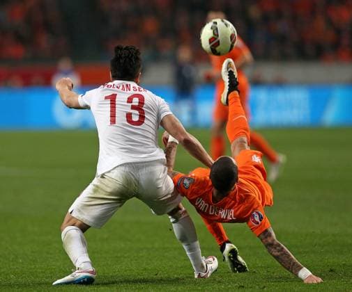28.03.2015, Fussball Europameisterschafts-Qualifikation, 5.Spieltag, Niederlande - Türkei, in der Amsterdam-Arena Amsterdam (Niederlande). v.l. Volkan Sen (Türkei) gegen Gregory van der Wiel (Niederlande) 