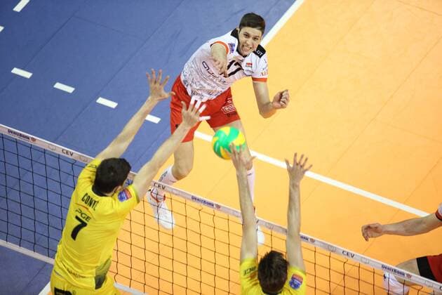 Berlin, Deutschland, 28.03.2015: Volleyball CEV Champions League Final 4 2015 - Halbfinale 2 PGE Skra Belchatow - Asseco Resovia Rzeszow. Nikolay Penchev (Rzeszow 17) gegen den Block aus Facundo Conte (Belchatow 7) und Srecko Lisinac (Belchatow 1)