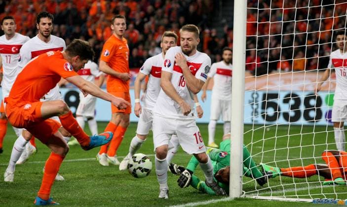 UEFA EURO EM Europameisterschaft Fussball 2016 qualifier match bewteen the Netherlands and Turkey at Amsterdam Arena on March 28, 2015 in Amsterdam, Netherlands. Pictured: Caner Erkin and Goalkeeper Volkan Babacan of Turkey and Klaas-Jan Huntelaar of Netherlands 