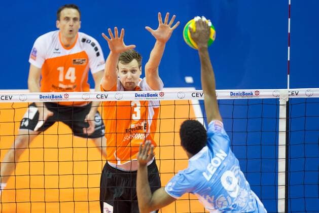Wilfredo Leon Venero (Kazan 9) gegen den Block aus Robert Kromm (BR Volleys 3)
