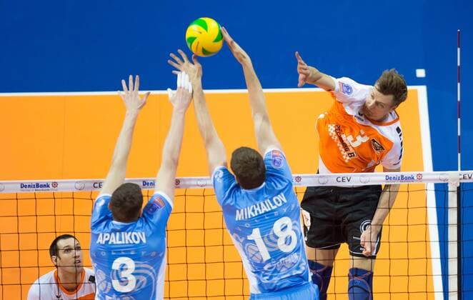 Robert Kromm (BR Volleys 3) gegen den Block aus Nikolay Apalikov (Kazan 3) und Maxim Mikhailov (Kazan 18)