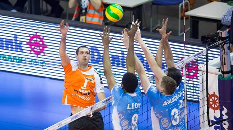 Berlin, Deutschland, 28.03.2015: Volleyball CEV Champions League Final 4 2015 - Halbfinale 1 BR Volleys - Zenit Kazan. Scott Joseph Touzinsky (BR Volleys 1) gegen den Block aus Wilfredo Leon Venero (Kazan 9), Nikolay Apalikov (Kazan 3) und Mir Saeid Marouflakrani (Kazan 8)