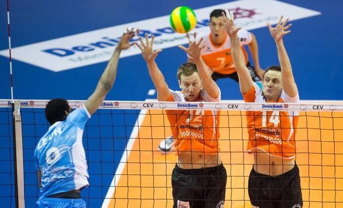 Berlin, Deutschland, 28.03.2015: Volleyball CEV Champions League Final 4 2015 - Halbfinale 1 BR Volleys - Zenit Kazan. Wilfredo Leon Venero (Kazan 9) gegen den Block aus Paul Carroll (BR Volleys 12) und Tomas Kmet (BR Volleys 14)