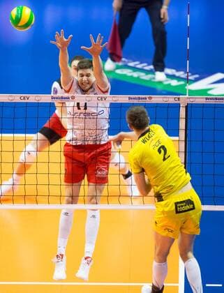 Berlin, Deutschland, 28.03.2015: Volleyball CEV Champions League Final 4 2015 - Halbfinale 2 PGE Skra Belchatow - Asseco Resovia Rzeszow. Mariusz Wlazly (Belchatow 2) gegen den Block aus Nikolay Penchev (Rzeszow 17)