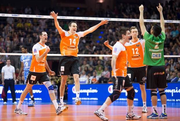 Berlin, Deutschland, 28.03.2015: Volleyball CEV Champions League Final 4 2015 - Halbfinale 1 BR Volleys - Zenit Kazan. Das Team der BR Volleys jubelt: v.l. Scott Joseph Touzinsky (BR Volleys 1), Tomas Kmet (BR Volleys 14), Martin Krystof (BR Volleys 11), Paul Carroll (BR Volleys 12), Erik Shoji (BR Volleys 2)