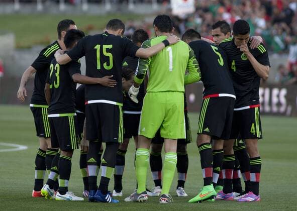 March 28, 2015 - Los Angeles, CALIFORNIA, UNITED STATES OF AMERICA - Mexican team gets ready for the game against the Selection of Ecuador at the Los Angeles Memorial Coliseum for the friendly game today Saturday 28 March 2015.ARMANDO ARORIZO US News - March 28, 2015 - ZUMAa60_