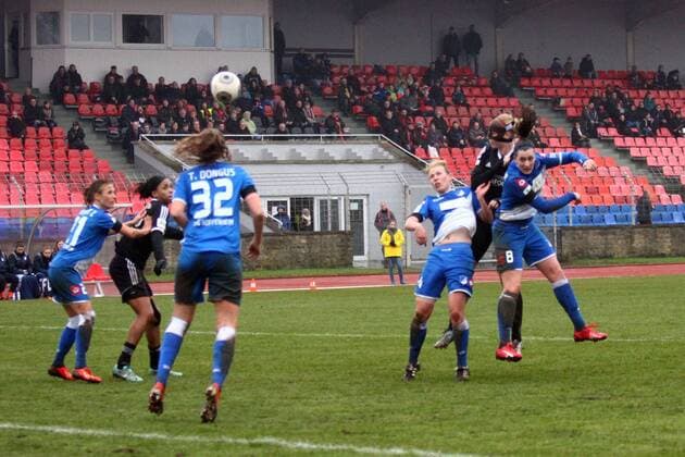 v.l. Lina Bürger (TSG 1899 Hoffenheim) , Lena Wermelt (Herforder SV) , Christine Schneider (TSG 1899 Hoffenheim) , Dreikampf, Duell, duel, tackle, Aktion, Action Fussball, Allianz Frauen-Bundesliga, Herforder SV - TSG 1899 Hoffenheim xygx