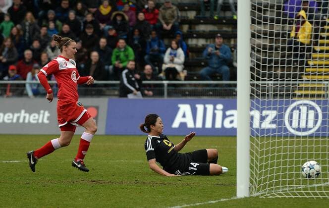 29.03.2015, xjhx, Fussball Champions League 1 4 Finale, 1.FFC Frankfurt - Bristol Academy WFC, v.l. Loren Dykes (Brystol WFC), Kozue Ando (1.FFC Frankfurt) Goal scored, Tor zum 1:0