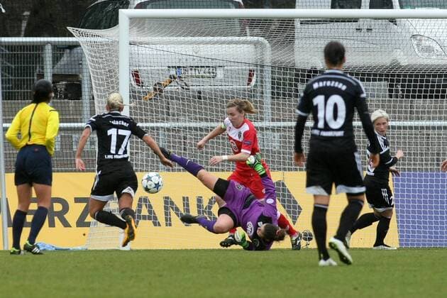 Viertelfinale Rueckspiel der UEFA Women s Champions League: 1. FFC Frankfurt gegen Bristol Academy WFC am Sonntag (29.03.2015) im Stadion am Brentanobad in Frankfurt am Main. Torfrau Mary Earps (Bristol Academy WFC) klärt.