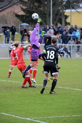29.03.2015 Frankfurt, Stadion am Brentanobad 1. Frauenbundesliga, Saison 2014 2015 UEFA Women’s Champions League, 2014 2015, Quarter Finals 1. FFC Frankfurt gegen Bristol Academy WFC Mary Earps (Bristol) klärt gegen Kerstin Garefrekes (FFC Frankfurt)