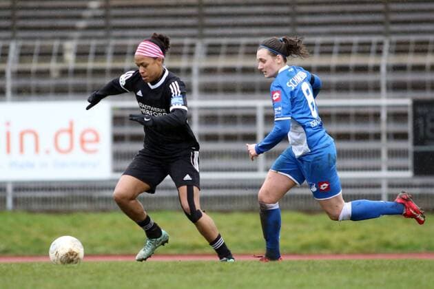 v.l. Jessica McDonald (Herforder SV) , Christine Schneider (TSG 1899 Hoffenheim) Zweikampf, Duell, duel, tackle, Aktion, Action Fussball, Allianz Frauen-Bundesliga, Herforder SV - TSG 1899 Hoffenheim xygx