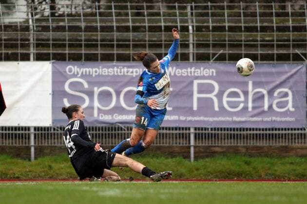 v.l. Ashley Grove (Herforder SV) , Lina Bürger (TSG 1899 Hoffenheim) Zweikampf, Duell, duel, tackle, Aktion, Action Fussball, Allianz Frauen-Bundesliga, Herforder SV - TSG 1899 Hoffenheim xygx