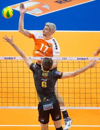 Berlin, Deutschland, 29.03.2015: Volleyball CEV Champions League Final 4 2015 - Spiel um Platz 3 4 BR Volleys - PGE Skra Belchatow. Rob Bontje (BR Volleys 17) gegen den Block aus Karol Klos (Belchatow 6)