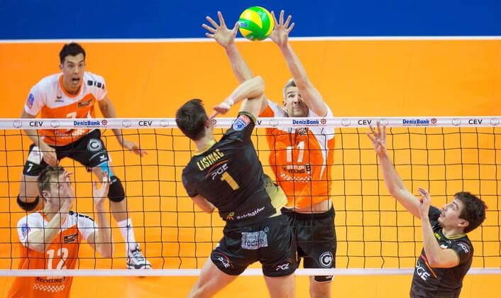 Berlin, Deutschland, 29.03.2015: Volleyball CEV Champions League Final 4 2015 - Spiel um Platz 3 4 BR Volleys - PGE Skra Belchatow. Srecko Lisinac (Belchatow 1) gegen den Block aus Rob Bontje (BR Volleys 17)