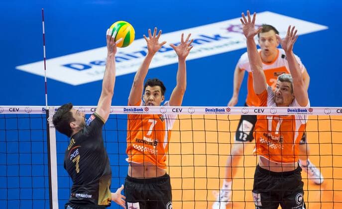 Berlin, Deutschland, 29.03.2015: Volleyball CEV Champions League Final 4 2015 - Spiel um Platz 3 4 BR Volleys - PGE Skra Belchatow. Facundo Conte (Belchatow 7) gegen den Block aus Kawika Shoji (BR Volleys 7), Rob Bontje (BR Volleys 17)