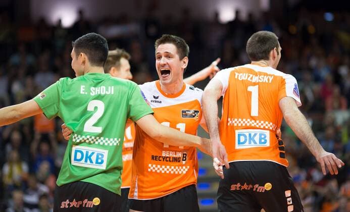 Berlin, Deutschland, 29.03.2015: Volleyball CEV Champions League Final 4 2015 - Spiel um Platz 3 4 BR Volleys - PGE Skra Belchatow. Das Team der BR Volleys jubelt: v.l. Erik Shoji (BR Volleys 2), Martin Krystof (BR Volleys 11), Scott Joseph Touzinsky (BR Volleys 1)